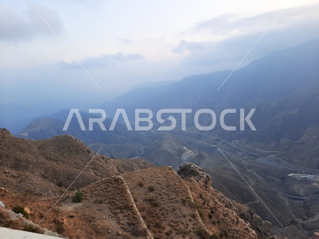 السحب والغيوم الكثيفة على القمم والمرتفعات والجبال العالية، التضاريس على سفوح الجبل، سلاسل الجبال الصخرية، البيئة الجبلية لمنطقة أبها في عسير، أماكن طبيعية للمغامرات ورحلات السفاري