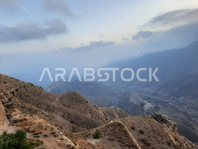 سلاسل الجبال الصخرية، البيئة الجبلية لمنطقة أبها في عسير، أماكن طبيعية للمغامرات ورحلات السفاري، السحب والغيوم الكثيفة على القمم والمرتفعات والجبال العالية، التضاريس على سفوح الجبل