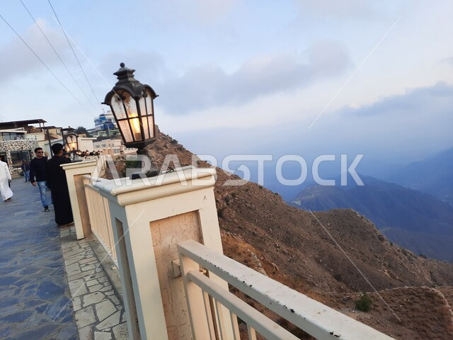 التضاريس على سفوح الجبل، سلاسل الجبال الصخرية، اطلالة مرتفعة متميزة على البيئة الجبلية لمنطقة أبها في عسير، مناطق طبيعية للمغامرات ورحلات السفاري، السحب والغيوم الكثيفة على القمم والمرتفعات والجبال العالية