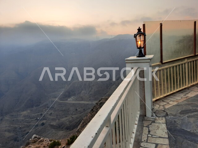 اطلالة مرتفعة متميزة على البيئة الجبلية لمنطقة أبها في عسير، مناطق طبيعية للمغامرات ورحلات السفاري، السحب والغيوم الكثيفة على القمم والمرتفعات والجبال العالية، التضاريس على سفوح الجبل، سلاسل الجبال الصخرية