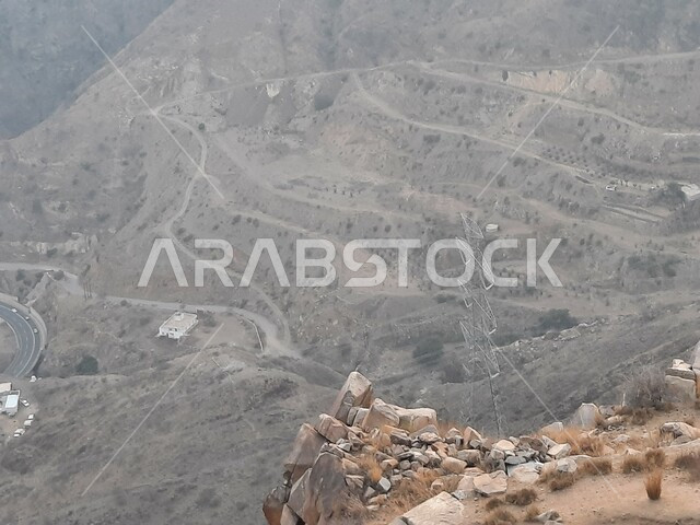 القمم والمرتفعات والطبيعة في المملكة العربية السعودية، السحب والغيوم الكثيفة التي تغطي سفوح الجبل، اطلالة مرتفعة متميزة على البيئة الجبلية لمنطقة أبها في عسير، مناطق طبيعية للمغامرات ورحلات السفاري