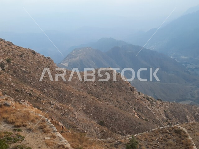 القمم والمرتفعات  والطبيعة في المملكة العربية السعودية، السحب والغيوم الكثيفة التي تغطي سفوح الجبل، اطلالة مرتفعة متميزة على البيئة الجبلية لمنطقة أبها في عسير، مناطق طبيعية للمغامرات ورحلات السفاري