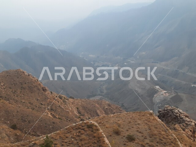 المرتفعات والقمم والطبيعة في المملكة العربية السعودية، السحب والغيوم الكثيفة التي تغطي سفوح الجبل، اطلالة مرتفعة متميزة على البيئة الجبلية لمنطقة أبها في عسير، مناطق طبيعية للمغامرات ورحلات السفاري