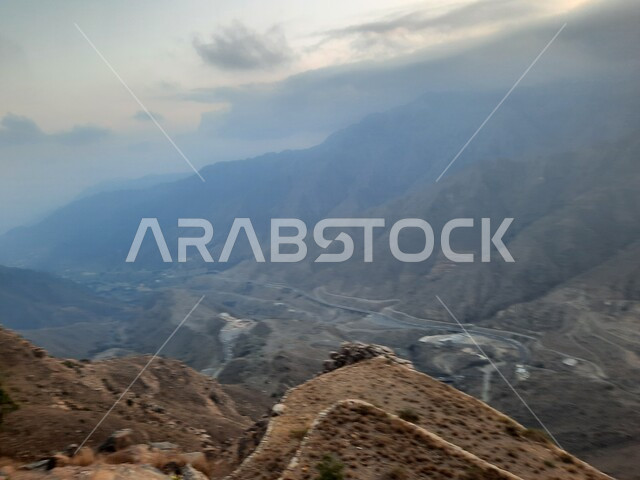 الغيوم والسحب الكثيفة التي تغطي سفوح الجبل، مناطق طبيعية للمغامرات ورحلات السفاري، القمم والمرتفعات والطبيعة في المملكة العربية السعودية، اطلالة مرتفعة متميزة على البيئة الجبلية لمنطقة أبها في عسير