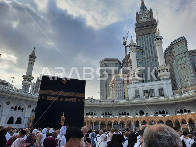 الفن الهندسي المعماري لبرج الساعة والأبراج المطلة على الحرم المكي الشريف, الحجاج والمعتمرين يطوفون حول الكعبة المشرفة, زيارة بيت الله الحرام بمكة المكرمة, أماكن ومعالم دينية إسلامية مقدسة في المملكة العربية السعودية, موسم الحج والعمرة