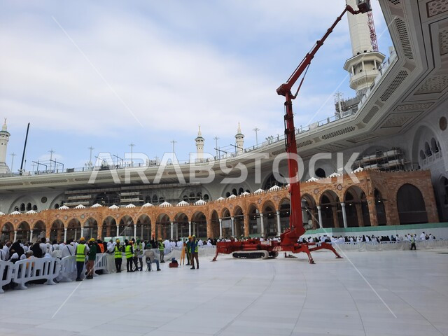 اعمال الصيانة في ساحات الحرم المكي بإستخدام ماكنات ومركبات الخاصة، الحجاج في الساحة الخارجية للحرم المكي الشريف, طواقم المهندسين في ساحة الحرم المكي الشريف، المسجد الحرام في مكة المكرمة في المملكة العربية السعودية، اماكن ومعالم دينية إسلامية مقدسة