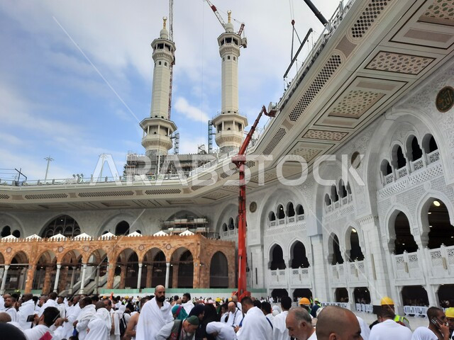الحجاج في الساحة الخارجية للحرم المكي الشريف, اعمال الصيانة في ساحات الحرم المكي بإستخدام ماكنات ومركبات الخاصة، طواقم المهندسين في ساحة الحرم المكي الشريف، المسجد الحرام في مكة المكرمة في المملكة العربية السعودية، اماكن ومعالم دينية إسلامية مقدسة