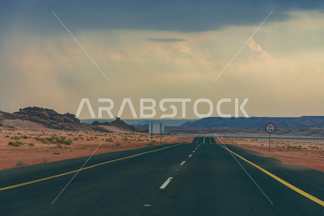 التطور والنمو العمراني في صحاري المملكة, تسهيل التنقل بين المناطق البرية والمدن، شارع معبد لمرور السيارات وتسريع حركة المسافرين في تبوك, طريق اسفلتي ممتد على طول الصحراء, تشكل الكثبان والتلال الرملية, البيئة الصحراوية الجافة في السعودية