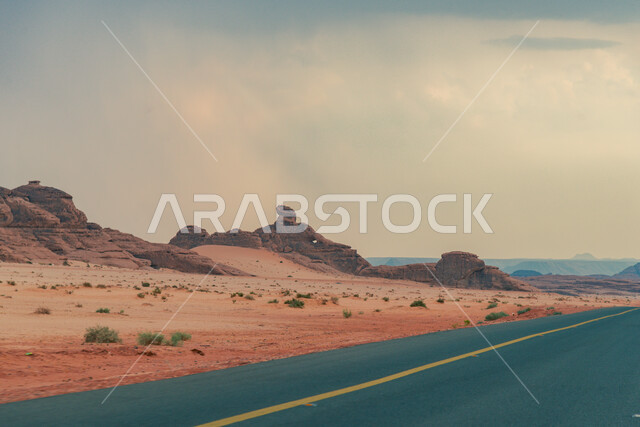 تسهيل التنقل بين المناطق البرية والمدن، التطور والنمو العمراني في صحاري المملكة, شارع معبد لمرور السيارات وتسريع حركة المسافرين في تبوك, طريق اسفلتي ممتد على طول الصحراء, تشكل الكثبان والتلال الرملية, البيئة الصحراوية الجافة في السعودية