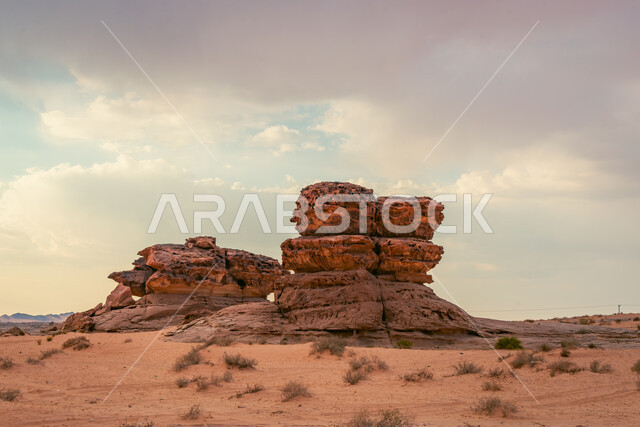 المناطق الصحراوية والكثبان الرملية في البراري، معالم اثرية تاريخية قديمة، اماكن سياحية مشهورة في المملكة العربية السعودية، المحمية الطبيعية الصحراوية، التكوينات والتشكلات الصخرية في منطقة تبوك