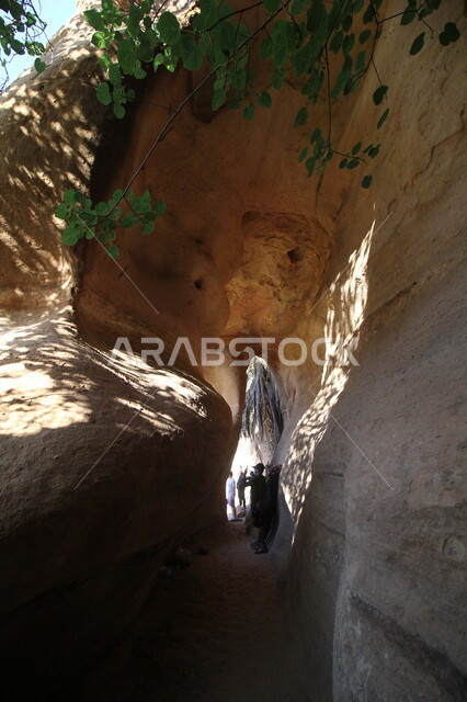 معالم اثرية تاريخية قديمة، رحلة ومغامرة برية استكشافية في وادي الديسة، مجموعة سياح يتجولون وسط سلسلة الجبال والتكوينات والتشكلات الصخرية في منطقة تبوك، المناطق الصحراوية والكثبان الرملية في البراري، اماكن سياحية مشهورة في المملكة العربية السعودية