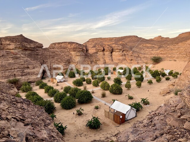 أجواء التخييم الشبابية، كشتة ومغامرة برية ممتعة، مغامرات ورحلات في الأماكن الصحراوية في محافظة العلا, التشكيلات والتكوينات الصخري في المناطق الجبلية, خيام شعبية تقليدية، الاهتمام بزراعة النباتات الخضراء، أجواء وجلسات هادئة, مخيمات سياحية في صحاري السعودية