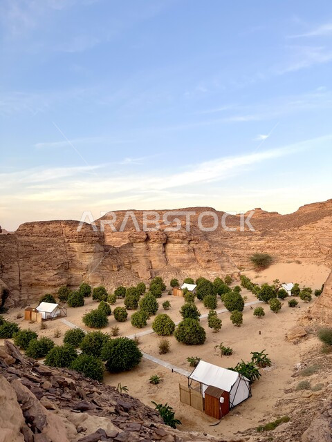 كشتة ومغامرة برية ممتعة، مغامرات ورحلات في الأماكن الصحراوية في محافظة العلا, التشكيلات والتكوينات الصخري في المناطق الجبلية, أجواء التخييم الشبابية، خيام شعبية تقليدية، الاهتمام بزراعة النباتات الخضراء، أجواء وجلسات هادئة, مخيمات سياحية في صحاري السعودية
