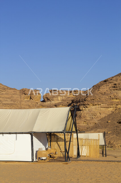 الاستمتاع بالمغامرات والرحلات في الأماكن الصحراوية في محافظة العلا, التشكيلات والتكوينات الصخري في المناطق الجبلية, مغامرة وكشتة برية ممتعة، أجواء التخييم الشبابية، خيام شعبية تقليدية، أجواء وجلسات هادئة, مخيمات سياحية في صحاري المملكة العربية السعودية