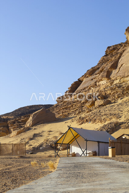 التكوينات والتشكيلات الصخري في المناطق الجبلية, الاستمتاع بالمغامرات والرحلات في الأماكن الصحراوية في محافظة العلا, مغامرة وكشتة برية ممتعة، أجواء التخييم الشبابية، خيام شعبية تقليدية، أجواء وجلسات هادئة, مخيمات سياحية في صحاري المملكة العربية السعودية