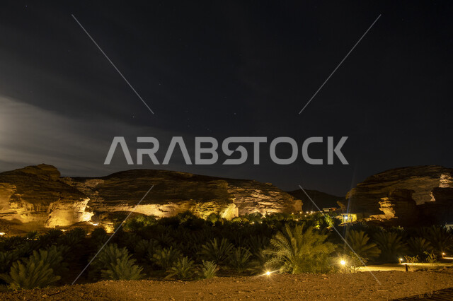 التشكيلات والتكوينات الصخرية في المناطق الجبلية، الاماكن السياحية المشهورة في المملكة العربية السعودية، منتزه ومزرعة ترفيهية مضاءة في قرية العذيب في محافظة العلا وقت الليل، الاهتمام بزراعة النباتات والأشجار الطبيعية الخضراء في الصحراء