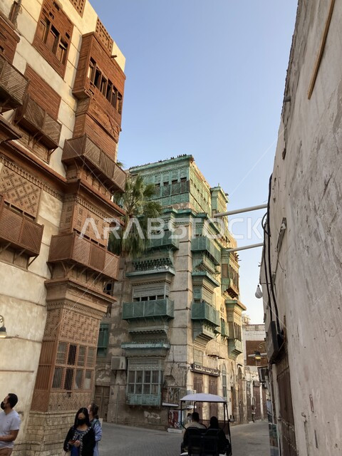 الرواشين القديمة في المدينة التاريخية في المملكة العربية السعودية، التجول في الحارات والمعالم المشهورة في النهار، المباني والبيوت الأثرية في حي البلد التاريخي في جدة, الفن الهندسي المعماري على الطراز العربي القديم، مكان ومنطقة سياحية تراثية شعبية