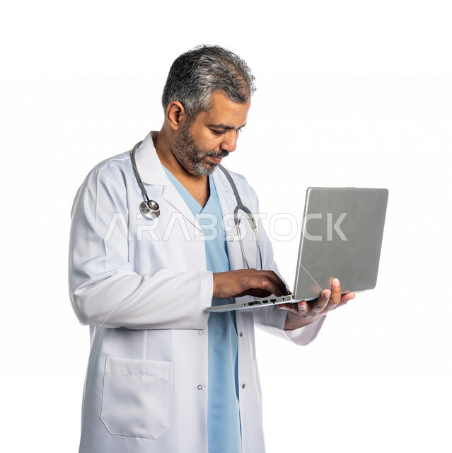 بورتريه لطبيب عربي سعودي خليجي ، إستخدام جهاز الحاسوب المحمول لإنجاز المهام، العمل عن بعد ، مفهوم الطب والرعاية الصحية، مهن ووظائف طبية، العمل في القطاع الصحي لتقديم الخدمات الصحية بكل كفاءة ، إستخدام أجهزة تقنية حديثة ، التعليم الإلكتروني ، خلفية بيضاء