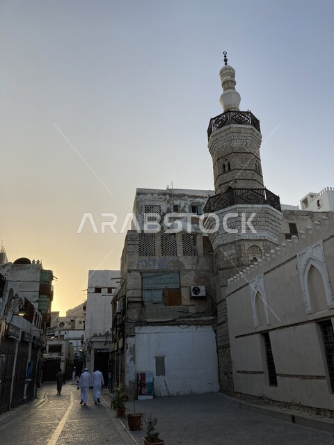 الفن الهندسي المعماري على الطراز العربي القديم للمباني والبيوت الأثرية، التصميم المتميز لمأذنة مسجد الشافعي في حي البلد التاريخي في جدة, الرواشين القديمة في المدينة التاريخية في المملكة العربية السعودية، منطقة سياحية تراثية شعبية، التجول في الحارات والمعالم المشهورة