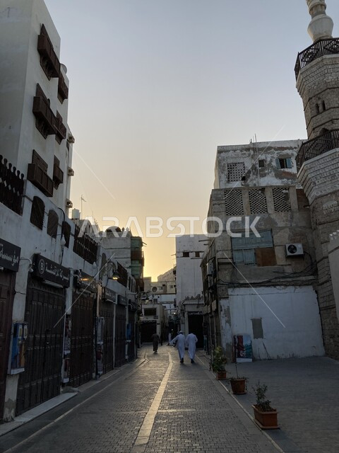 التصميم المتميز لمأذنة مسجد الشافعي في حي البلد التاريخي في جدة, الفن الهندسي المعماري على الطراز العربي القديم للمباني والبيوت الأثرية، الرواشين القديمة في المدينة التاريخية في المملكة العربية السعودية، منطقة سياحية تراثية شعبية، التجول في الحارات والمعالم المشهورة