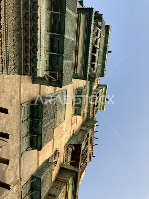 الرواشين القديمة في المدينة التاريخية في المملكة العربية السعودية، الفن الهندسي المعماري على الطراز العربي القديم، البيوت والمباني الأثرية في حي البلد التاريخي في جدة, مكان ومنطقة سياحية تراثية شعبية