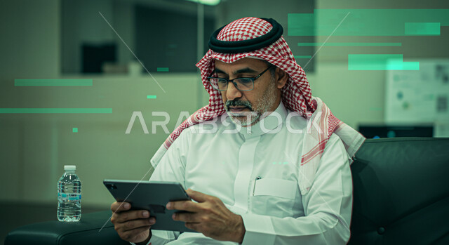 استعمال التقنيات الحديثة، قضاء الوقت بتصفح برامج التواصل الاجتماعي, التسوق عبر الانترنت باستخدام التابلت, إنجاز المهام عن بعد، رجل عربي سعودي خليجي يرتدي الشماغ و الثوب التقليدي يجلس على كرسي مريح ويستخدم الجهاز اللوحي، خلفية خطوط هولوجرامية خضراء مضيئة