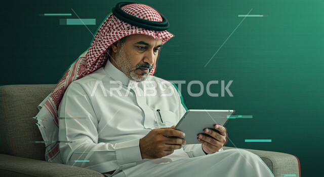 إنجاز المهام عن بعد، استعمال التقنيات الحديثة، قضاء الوقت بتصفح برامج التواصل الاجتماعي, التسوق عبر الانترنت باستخدام التابلت, بورتريه لرجل عربي سعودي خليجي يرتدي الشماغ و الثوب التقليدي يجلس على كرسي ويستخدم الجهاز اللوحي، خطوط هولوجرامية مضيئة، خلفية خضراء