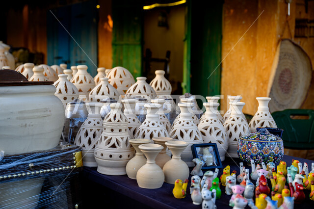 مهن وحرف يدوية, أواني ومنتجات فخارية شعبية, المعالم والأماكن السياحية التاريخية المشهورة في قطر, مجموعة من الأدوات والتحف التقليدية المصنوعة من الخزف والفخار في الحي الثقافي بمهرجان كتارا التراثي الثالث عشر