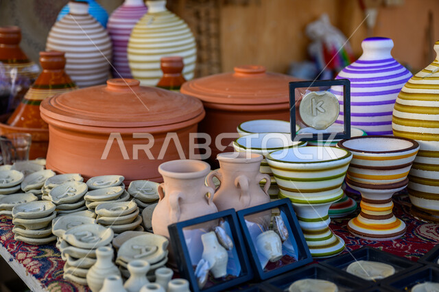 أواني ومنتجات فخارية شعبية, المعالم والأماكن السياحية التاريخية المشهورة في قطر, مهن وحرف يدوية, مجموعة من الأدوات والتحف التقليدية المصنوعة من الخزف والفخار في الحي الثقافي بمهرجان كتارا التراثي الثالث عشر