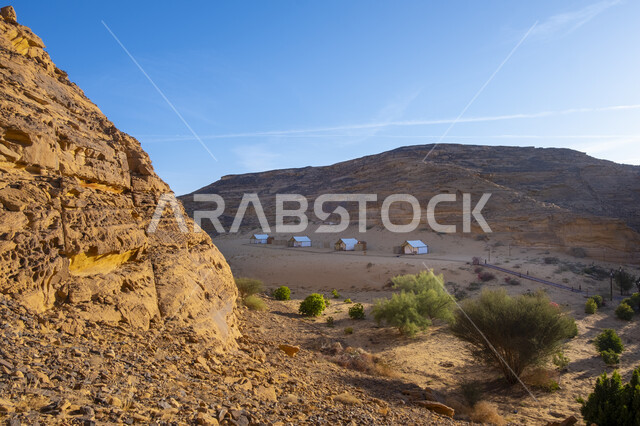التكوينات والتشكيلات الصخرية في الصحاري، رحلة ومغامرة ترفيهية، خيام بيضاء على الرمال الذهبية الناعمة، منطقة ومكان سياحي مشهور في صحراء المملكة العربية السعودية، التخييم في المناطق الصحراوية في محافظة العلا، كشتة وجلسة شبابية في البرية
