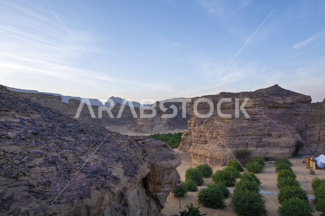 التكوينات والتشكيلات الصخرية في الصحاري، مساحة واسعة لزراعة النباتات والأشجار الخضراء، مجموع خيام في صحراء المملكة العربية السعودية، مغامرة ورحلة ترفيهية، التخييم في المناطق الصحراوية في محافظة العلا، مكان ومنطقة سياحية مشهورة، جلسة وكشتة شبابية في البرية