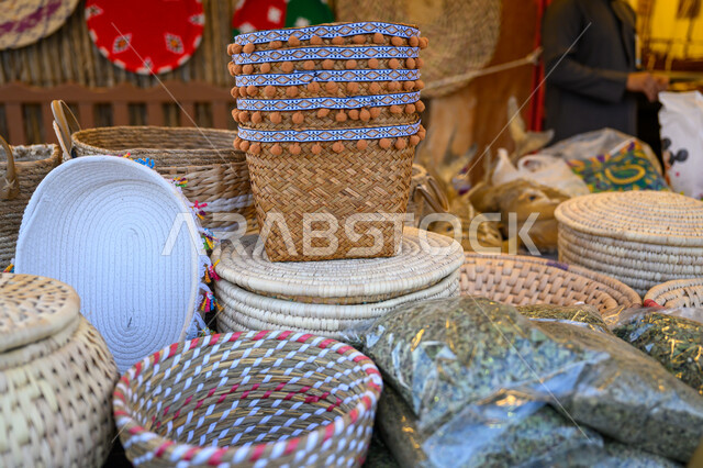 سلل القش التقليدية في الحي الثقافي بمهرجان كتارا التراثي الثالث عشر, المعالم والأماكن السياحية التاريخية المشهورة في قطر, عراقة وأصالة التراث الخليجي, الأسواق الشعبية التراثية القديمة, مهن وحرف يدوية