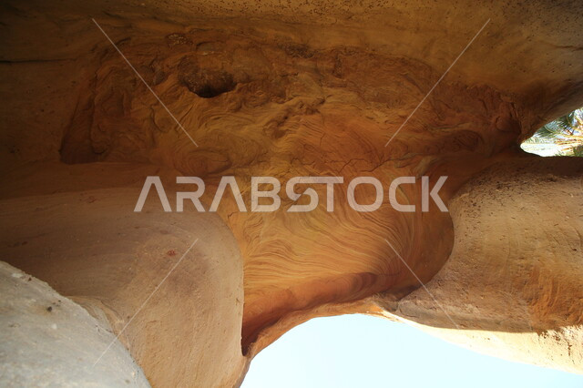 التكوينات والتشكيلات الصخرية على الوديان الجبلية في الأماكن الأثرية التاريخية، وادي الديسة في منطقة تبوك في النهار، أرض النخيل والعيون، تضاريس جبلية طبيعية في المملكة العربية السعودية، مكان ومنطقة سياحية مشهورة