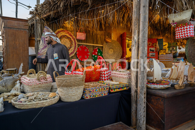 سلل القش التقليدية في الحي الثقافي بمهرجان كتارا التراثي الثالث عشر, المعالم والأماكن السياحية التاريخية المشهورة في قطر, عراقة وأصالة التراث الخليجي, الأسواق الشعبية التراثية القديمة, مهن وحرف يدوية