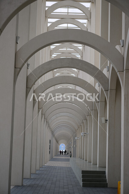 المعالم والاماكن السياحية المشهورة في قطر, الفن الهندسي المعماري للأعمدة والأقواس في محطة الرحلات البحرية بميناء الدوحة, مناطق الجولات والنزهات العائلية الترفيهية, جذب واستقطاب السياح من أنحاء العالم