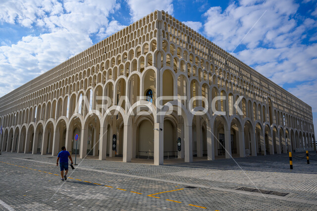 جذب واستقطاب السياح من أنحاء العالم, المعالم والاماكن السياحية المشهورة في قطر, الفن الهندسي المعماري للأعمدة والأقواس لمبنى محطة الرحلات البحرية بميناء الدوحة, مناطق الجولات والنزهات العائلية الترفيهية