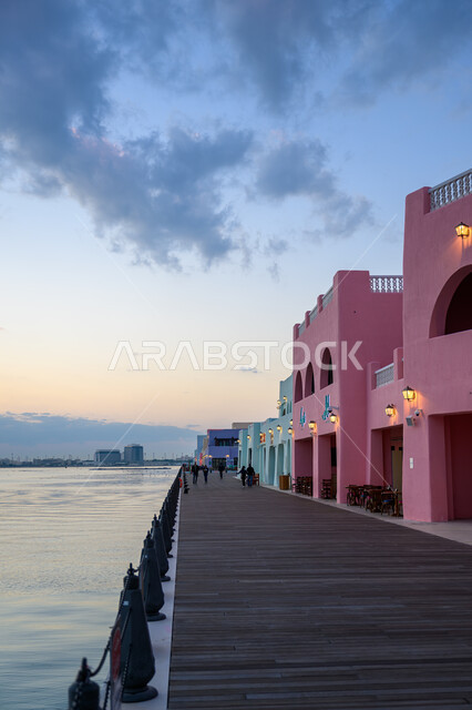المباني والمنشآت المطلة على البحر في كورنيش مدينة الدوحة في النهار, جذب واستقطاب السياح من أنحاء العالم, المعالم والأماكن السياحية الساحلية المشهورة في قطر, مناطق الرحلات والجولات البحرية الترفيهية