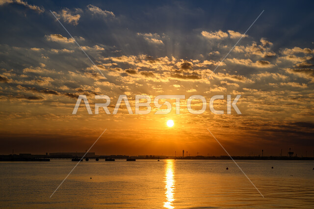 السماء المليئة بالغيوم في وقت غروب الشمس, الأماكن والمعالم السياحية الساحلية المشهورة في قطر, مناطق الرحلات والجولات البحرية الترفيهية, الاستمتاع بالجو الهادئ على البحر, ميناء مدينة الدوحة القديم