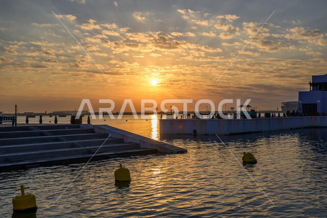 ميناء مدينة الدوحة القديم, السماء المليئة بالغيوم في وقت غروب الشمس, الأماكن والمعالم السياحية الساحلية المشهورة في قطر, مناطق الرحلات والجولات البحرية الترفيهية, الاستمتاع بالجو الهادئ على البحر