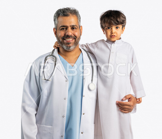 بورتريه لطبيب خليجي سعودي مع طفل صغير ، ينظران إلى الكاميرا ، مفهوم الطب والرعاية الصحية ، الفحص الطبي للأطفال ، تقديم الرعاية والخدمات الصحية ، مهن ووظائف طبية ، موعد مع الطبيب لتلقي العلاج