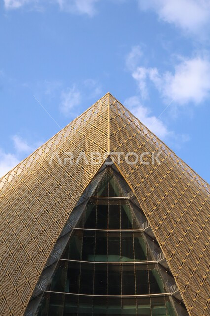 الفن الهندسي المعماري للمنشآت التجارية والمؤسسات التقنية المتقدمة، الأبراج والمباني والمجمعات السكنية المتطورة، المعالم والأماكن المشهورة في المملكة، المدينة الرقمية في مدينة الرياض وخدمات شركات التكنولوجيا العالمية، أولى المدن الذكية في السعودية