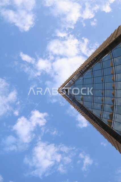 الأبراج والمباني والمجمعات السكنية المتطورة، الفن الهندسي المعماري للمنشآت التجارية والمؤسسات التقنية المتقدمة، المعالم والأماكن المشهورة في المملكة، المدينة الرقمية في مدينة الرياض وخدمات شركات التكنولوجيا العالمية، أولى المدن الذكية في السعودية