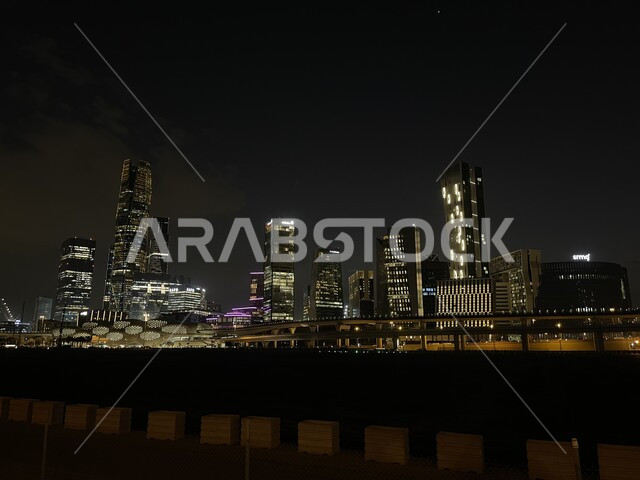   أبراج مركز الملك عبد الله المالي "كافد" المضيئة ليلا في مدينة الرياض، المؤسسات الاقتصادية والمباني المالية، المعالم والمنشآت التجارية المشهورة في المملكة العربية السعودية، الفن الهندسي المعماري لناطحات السحاب الشاهقة