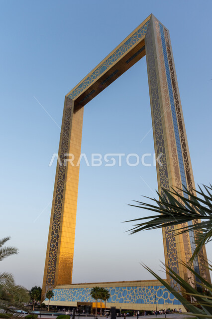 برواز دبي بمدينة دبي في النهار، الفن والتصميم الهندسي المعماري المميز على الطراز الحديث, المعالم والاماكن السياحية المشهورة في الإمارات العربية المتحدة, جذب واستقطاب السياح من جميع أنحاء العالم