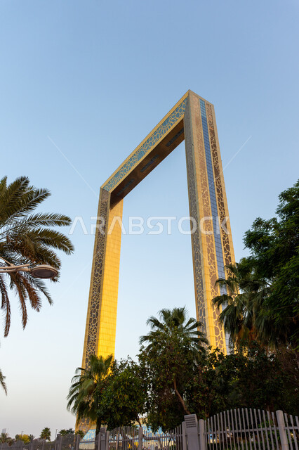 جذب واستقطاب السياح من جميع أنحاء العالم, برواز دبي بمدينة دبي في النهار, الفن والتصميم الهندسي المعماري المميز على الطراز الحديث, المعالم والاماكن السياحية المشهورة في الإمارات العربية المتحدة