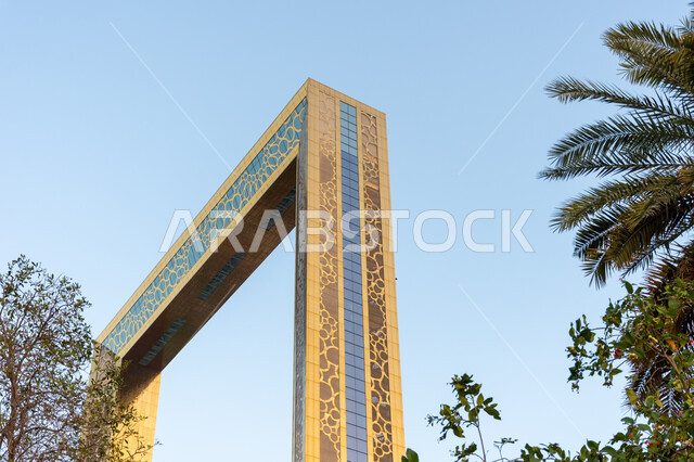 الفن والتصميم الهندسي المعماري المميز على الطراز الحديث, المعالم والاماكن السياحية المشهورة في الإمارات العربية المتحدة, جذب واستقطاب السياح من جميع أنحاء العالم, برواز دبي بمدينة دبي في النهار