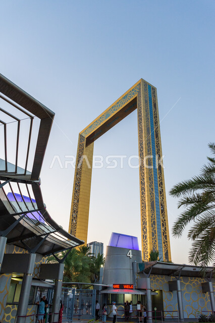 برواز دبي بمدينة دبي في النهار، الفن والتصميم الهندسي المعماري المميز على الطراز الحديث, المعالم والاماكن السياحية المشهورة في الإمارات العربية المتحدة, جذب واستقطاب السياح من جميع أنحاء العالم