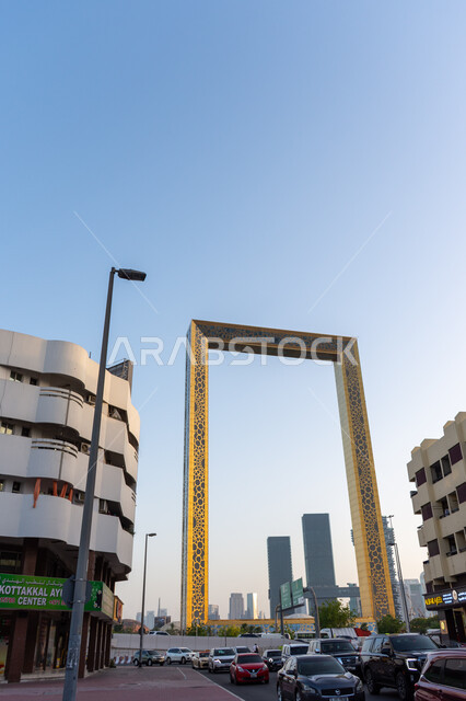 حركة مرور السيارات في الشارع, الفن الهندسي المعماري للأبراج وناطحات السحاب على الطراز الحديث, التصميم المميز لبرواز دبي, الأماكن والمعالم السياحية المشهورة في الإمارات العربية المتحدة, جذب واستقطاب السياح من جميع أنحاء العالم