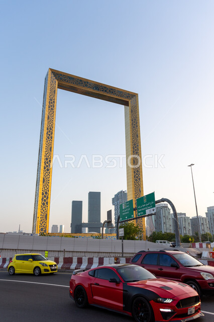الفن الهندسي المعماري للأبراج وناطحات السحاب على الطراز الحديث, التصميم المميز لبرواز دبي, الأماكن والمعالم السياحية المشهورة في الإمارات العربية المتحدة, جذب واستقطاب السياح من جميع أنحاء العالم, حركة مرور السيارات في الشارع