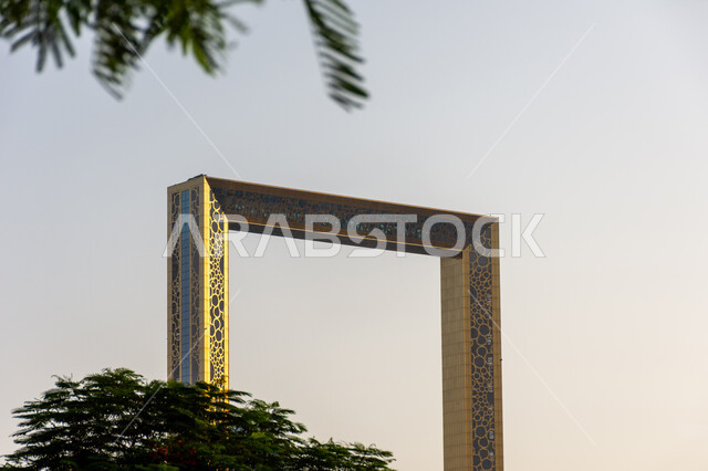 الاهتمام بزراعة الأشجار الخضراء, الفن الهندسي المعماري على الطراز الحديث, المعالم والاماكن السياحية المشهورة في الإمارات العربية المتحدة, جذب واستقطاب السياح من جميع أنحاء العالم, التصميم المميز لبرواز دبي